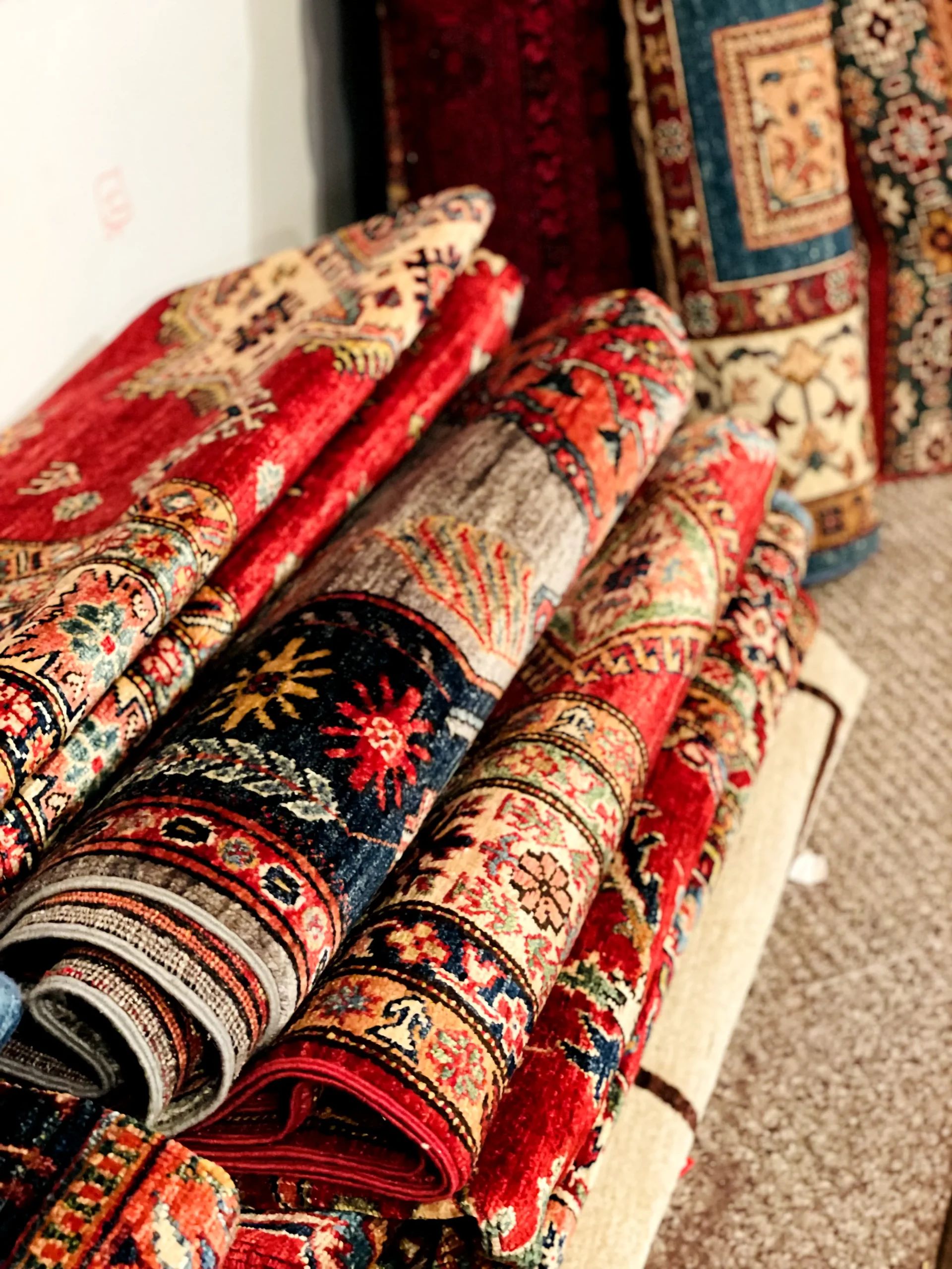 Heritage Unraveled: Rediscovering the Craftsmanship in Handwoven Rugs